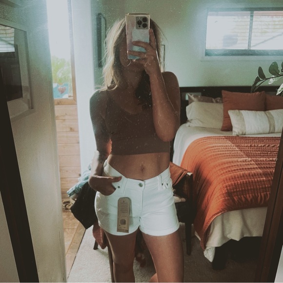 NWT LEVI'S WHITE DENIM SHORTS - Picture 3 of 8